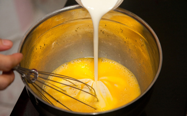 cach-lam-banh-flan-cuc-don-gian-bang-noi-com-dien-6